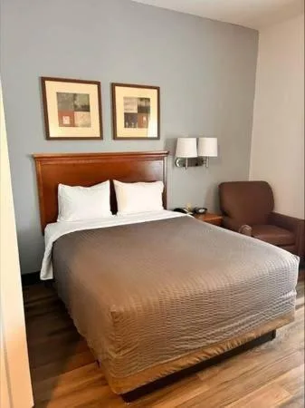 غرفة بسرير كوين بحوض استحمام لذوي الإعاقة، Candlewood Suites Fort Smith 1/2