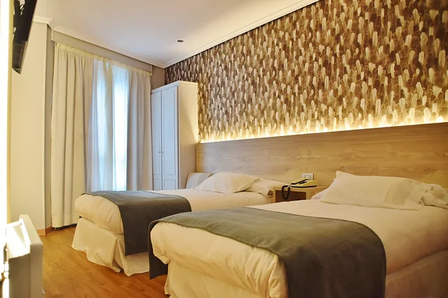 Standard, Twin Beds, La Marina Hotel 1/4