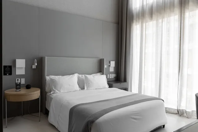 Luxury Double Room 1 King Bed، Suryaa Hotel Pinhais, Curio Collection by Hilton 2/7