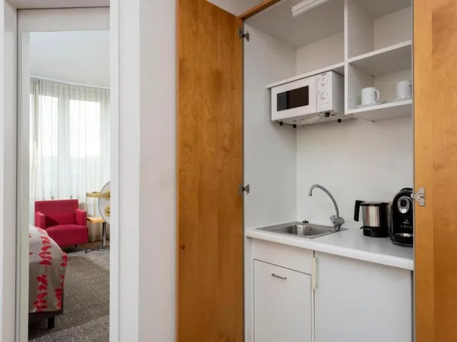 جناح بسرير مزدوج بغرفة نوم واحدة مع أريكة، Holiday Inn Frankfurt Airport Neu Isenburg 2/2