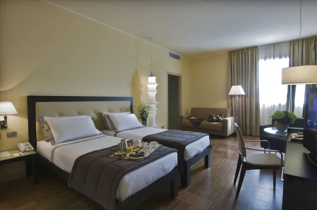 غرفة تنفيذية بسريرين منفصلين مع أريكة، Hotel Cruise 2/10