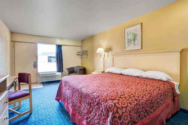 غرفة بسرير كوين، Days Inn By Wyndham Louisville Airport Fair And Expo Center 3/6