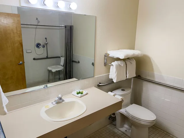 Room, King Bed, Sisters Inn & Suites 2/2