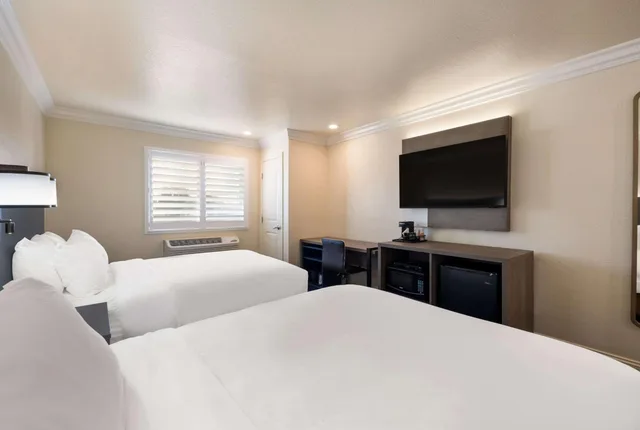 Room, Quadruple, 2 Queen Beds, Comfort Inn Gilroy 1/5