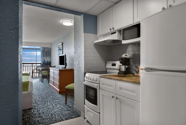 Efficiency, Queen Bed, Ocean Front, North Wing، Dayton House Resort, BW Signature Collection 4/4