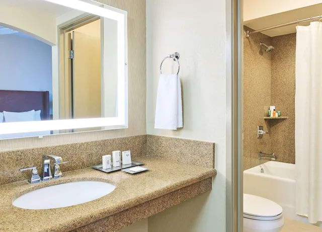Casita, Suite, King Bed, Living Area, Patio، El Conquistador Tucson A Hilton Resort 2/2
