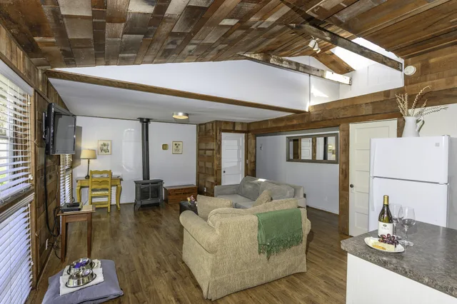 كوخ بسرير كينج، The Inn at Schoolhouse Creek 6/6