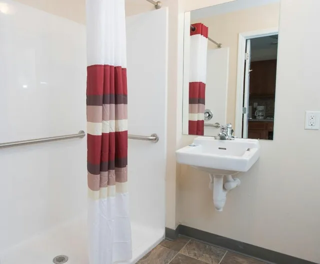 جناح بسرير كينج لذوي الإعاقة، Red Roof Inn And Suites Dickinson 8/8