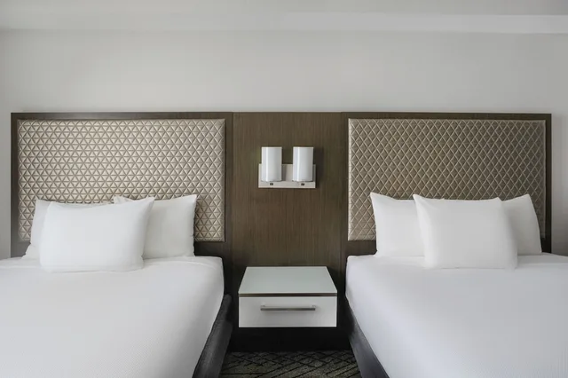 Room, 2 Queen Beds, Sofa, Den, Accessible، Hyatt Washington DC / Convention Center 1/5