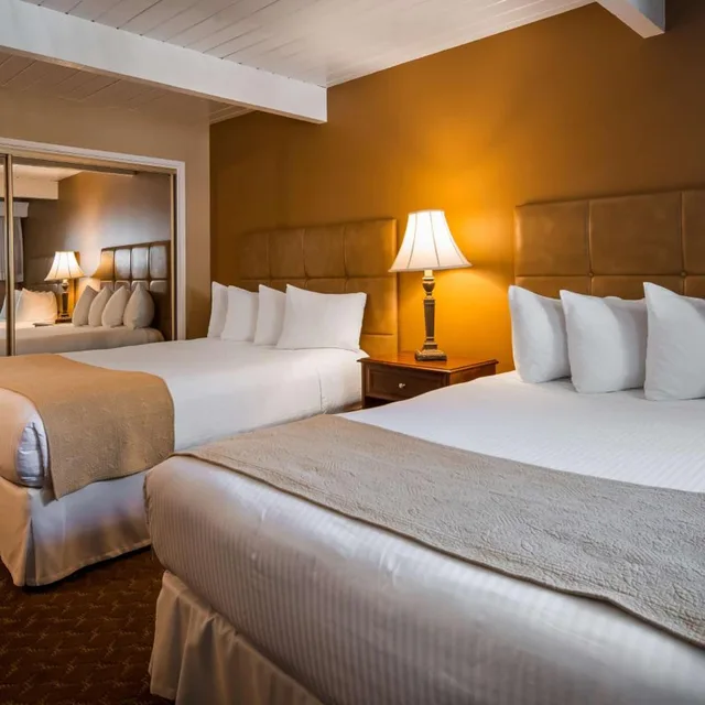 غرفة بسريرين كوين مع أريكة، Best Western Plus Santa Barbara 2/2
