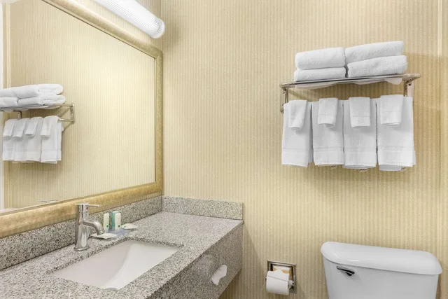 غرفة بسريرين كوين، Quality Inn & Suites Oceanside Near Camp Pendleton 9/9