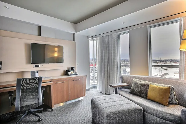غرفة سوبيريور بسرير كينج مع أريكة، Courtyard Quebec City 4/8