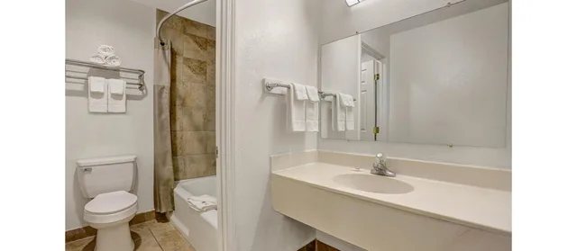 1 King Bed - Mobil Access Tub Nsmk Micfridg، Motel6 Clovis, NM 4/7