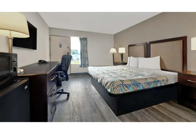 غرفة بسرير كينج لغير المدخنين مع أريكة سرير، Motel6 McDonough, GA 1/3