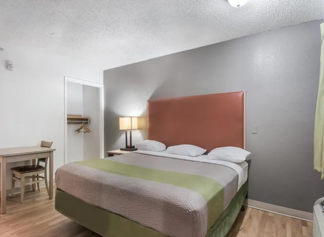 غرفة بسرير كينج بمطبخ، Motel6 Corpus Christi, TX - North 5/9