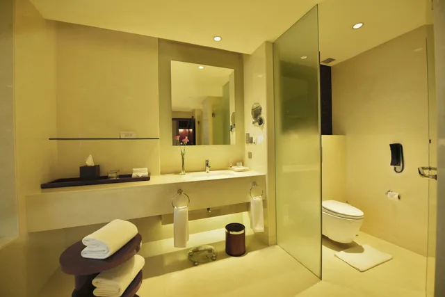 غرفة بريميوم بسرير كينج، CROWNE PLAZA KOCHI 5/8