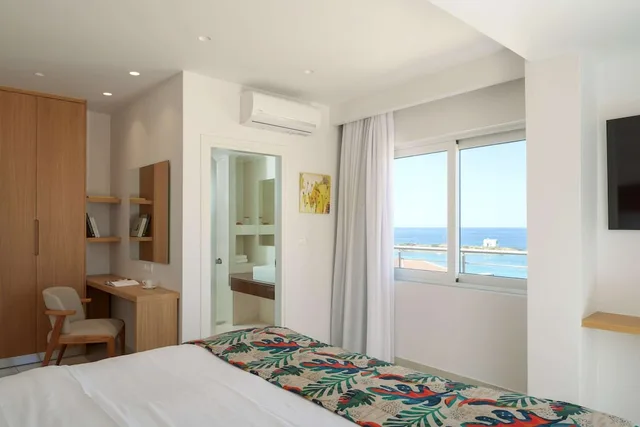Panorama, Suite, King Bed, Sea View, Sofa، High Beach Resort & Spa 2/5