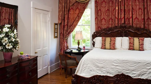 Elmo, Cottage, King Bed, Sofa، Devereaux Shields House 2/2