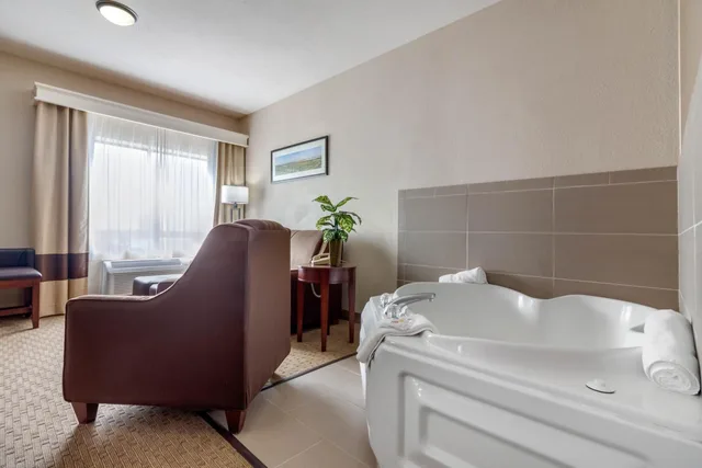 Suite, King Bed, Hot Tub, Comfort Suites Omaha East-Council Bluffs 3/3