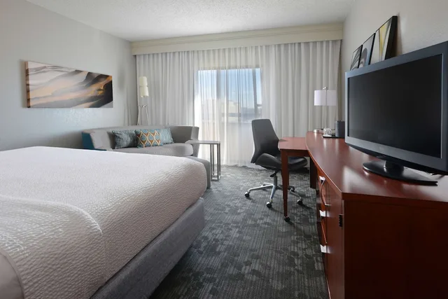 غرفة بسرير كينج مع أريكة بحوض استحمام لذوي الإعاقة، Sonesta Select Dallas Central Expressway 1/2