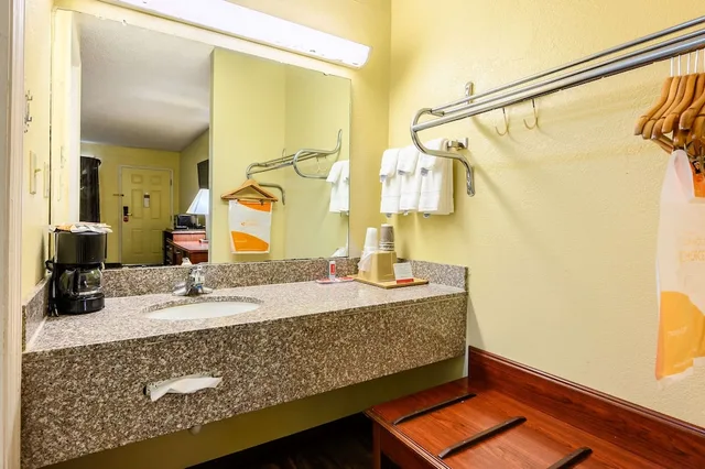 غرفة قياسية بسريرين مزدوجين، Econo Lodge Athens I-65 6/6