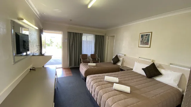 Family Suite, 2 Double and Twin Beds، Sapphire City Motor Inn Inverell 2/10