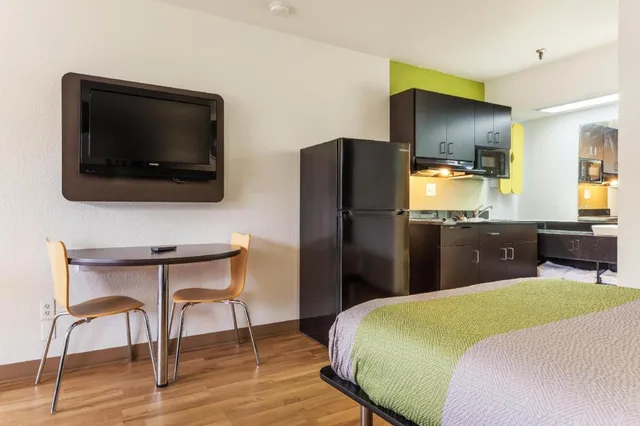 2 Full Beds - Non-Smoking, Kitchen، Studio6 Alexandria, LA 5/9