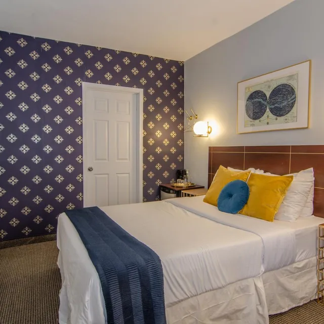 Room, Queen Bed, Hotel Dorion 2/10
