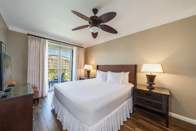 جناح بسريرين كينج بغرفتي نوم بإطلالة جزئية على البحر مع أريكة، OUTRIGGER Honua Kai Resort & Spa 5/10