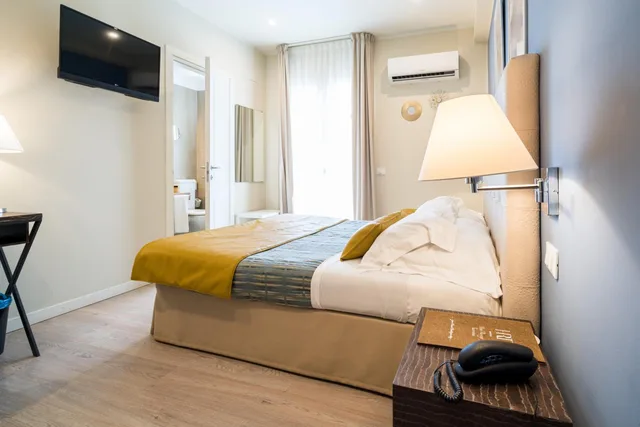 Room, Double or Twin Bed, Lateral Side Sea View، Hotel Rivage Taormina 6/10