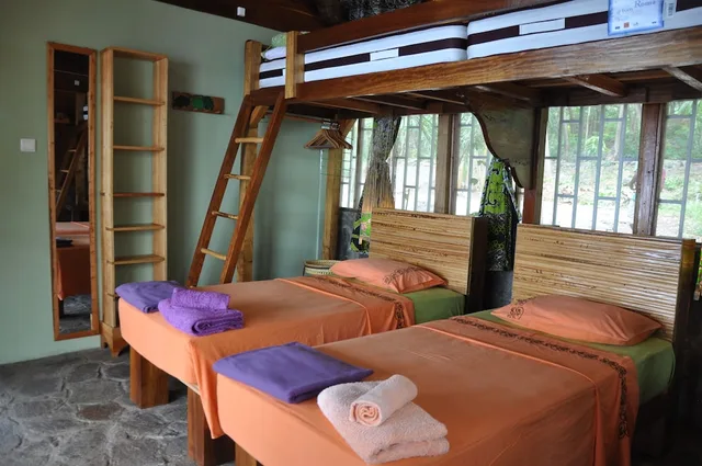 غرفة قياسية ثلاثية بثلاثة أسرّة، Mucumbli Hotel 1/1