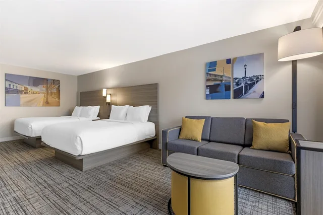 غرفة قياسية بسريرين كوين بشرفة مع أريكة، Best Western Plus Elgin - Chicago 3/7