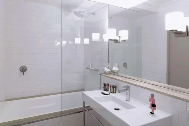 QT Junior Suite, QT Canberra 4/5