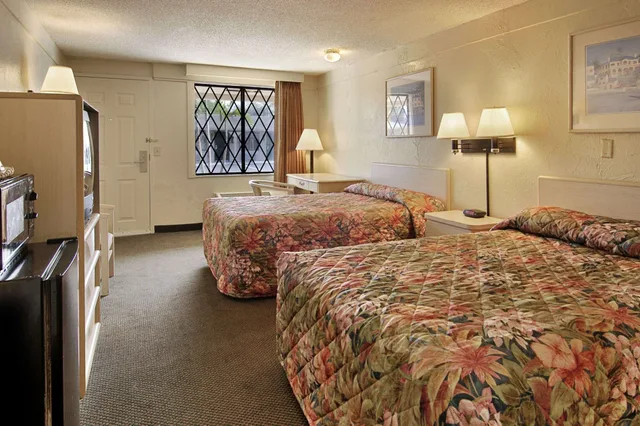 غرفة بسريرين مزدوجين، Super 8 By Wyndham Lantana West Palm Beach 8/10