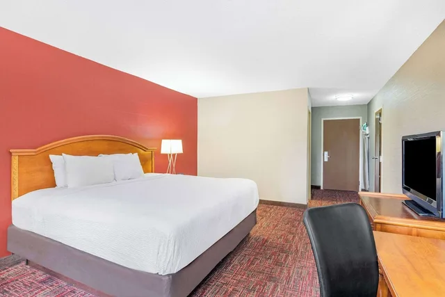 غرفة بسرير كينج، Ramada By Wyndham Grand Forks 2/6