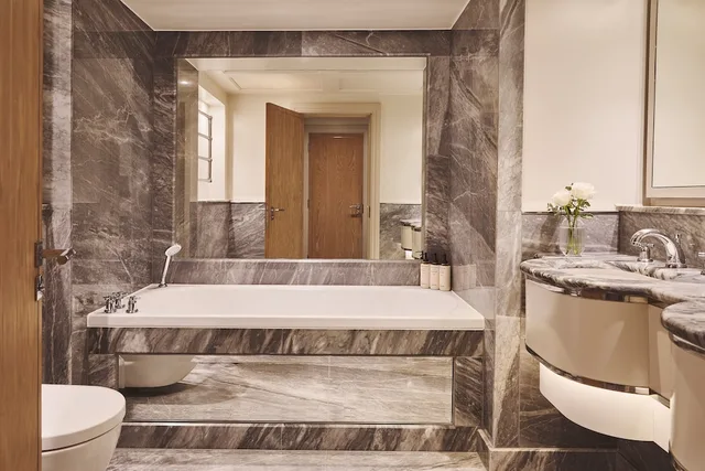 غرفة بسريرين منفصلين بشرفة، THE BERKELEY HOTEL 5/6