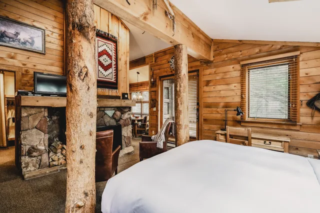 كوخ بسرير كينج في الملحق، Sundance Mountain Resort 1/3