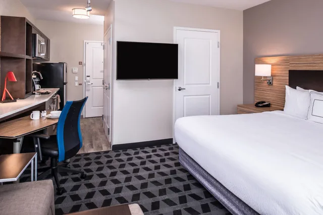 جناح بسرير كوين بإطلالة على الجبل بغرفة نوم واحدة مع أريكة، Towneplace Suites San Bernardino Loma Linda 2/5