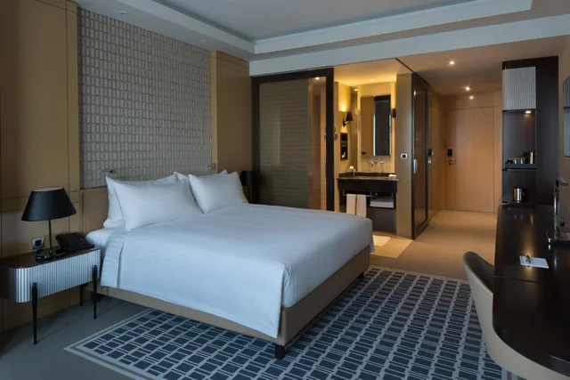 Room, King Bed, Square View، Skopje Marriott Hotel 3/8