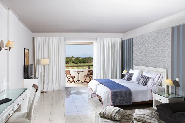 غرفة ديلوكس بسريرين منفصلين مع أريكة، Olympia Golden Beach Resort & Spa 2/3