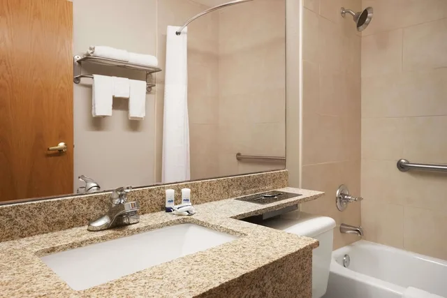 غرفة قياسية بسرير كوين، Microtel Inn Suites By Wyndham Albany Airport 9/9