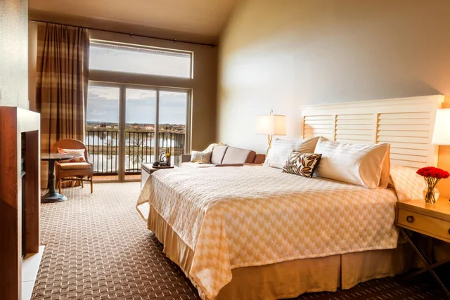 Suite, King Bed, River Front, Top Floor، The Lodge at Columbia Point 3/10