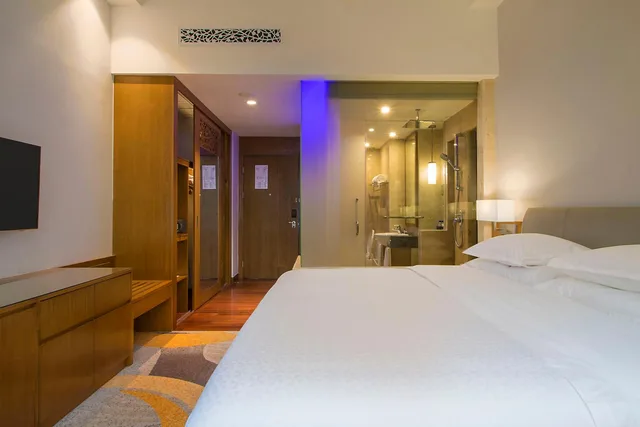 غرفة ديلوكس بسرير كينج بإطلالة على البحر، FOUR POINTS BY SHERATON MANADO 2/10