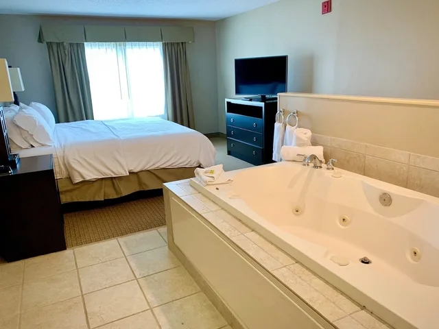 غرفة قياسية بسرير كينج بحوض جاكوزي، Holiday Inn Express Hotel And Suites Olathe North 2/5