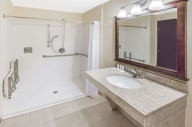 غرفة قياسية بسرير كينج، Travelodge By Wyndham Newport 3/3