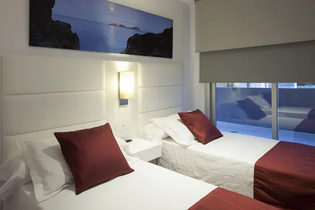 شقة بريميوم بسرير مزدوج بغرفة نوم واحدة بإطلالة جزئية على البحر مع أريكة، Axel Beach Ibiza - Adults Only 3/7
