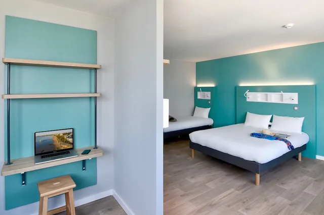 غرفة بسرير مزدوج وسريرين منفصلين، ibis budget Saint Nazaire Centre Gare 1/5