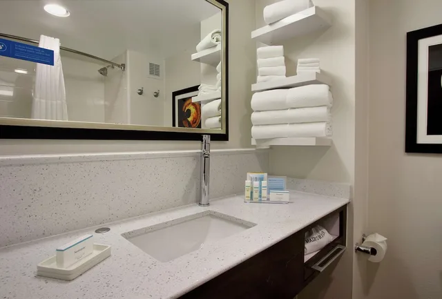 Study, King Bed, Sofa، Hampton Inn Philadelphia Great Valley Malvern 5/5