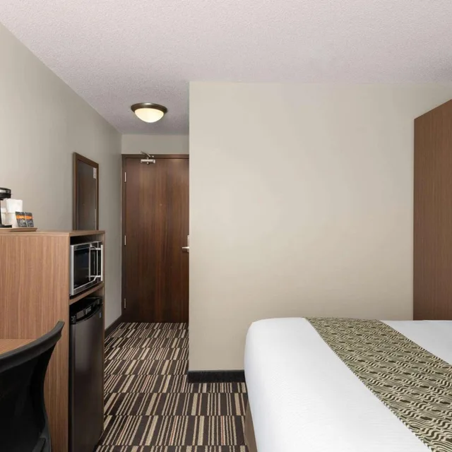 غرفة بسرير كينج وسرير كوين، Microtel Inn And Suites By Wyndham Kirkland Lake 6/8