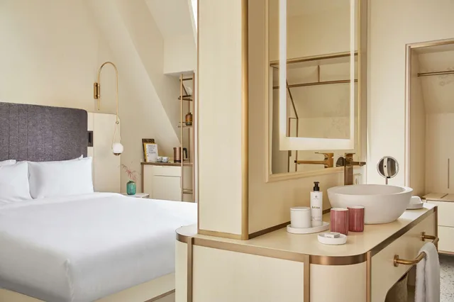 Deluxe, King Bed, Andaz Prague 4/6